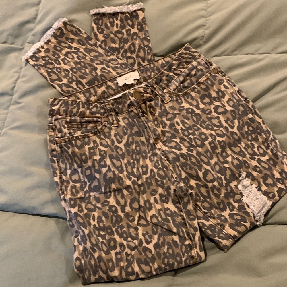 Easel Womens distressed animal print Jeans in size small. Raw hem. Cute!‌‌‌‍‍‍‍‍